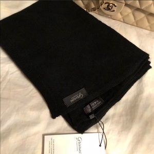 The Fortunato black scarf... cashmere!